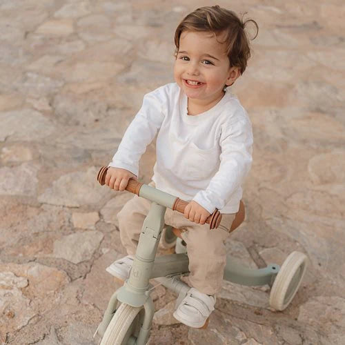 Découvrez le tricycle évolutif 4 en 1 Pure Sage 🌿 : poussette, tricycle, draisienne et vélo. Idéal de 1 à 5 ans pour développer équilibre et motricité en toute sécurité.