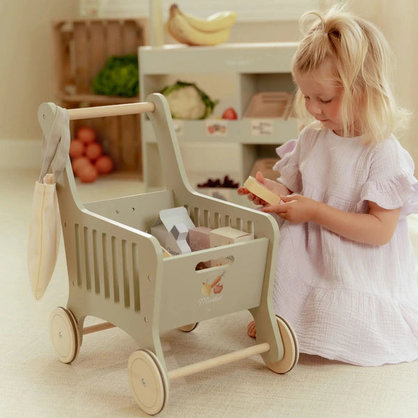 Chariot de courses en bois FSC 🛒 avec accessoires et sac inclus. Léger, robuste et parfait dès 12 mois pour imiter les grands et faire ses courses comme au marché !