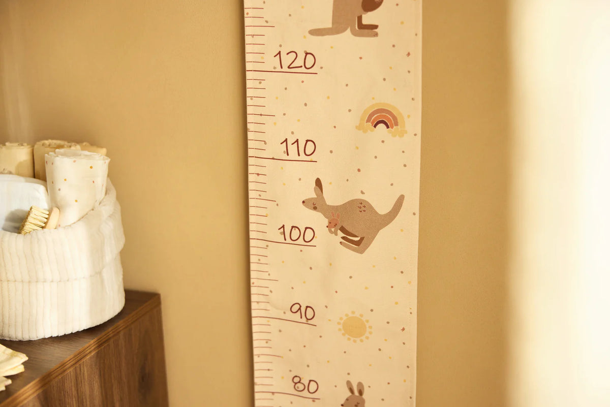 Toise murale bébé en coton motif kangourou. Idéale pour suivre la croissance de l’enfant et décorer la chambre avec un joli souvenir.