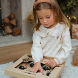 Découvrez Mes Dames 🐞, un puzzle Montessori en bois pour développer motricité, reconnaissance des formes et premiers chiffres dès 3 ans.