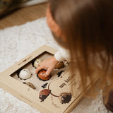 Découvrez Mes Dames 🐞, un puzzle Montessori en bois pour développer motricité, reconnaissance des formes et premiers chiffres dès 3 ans.