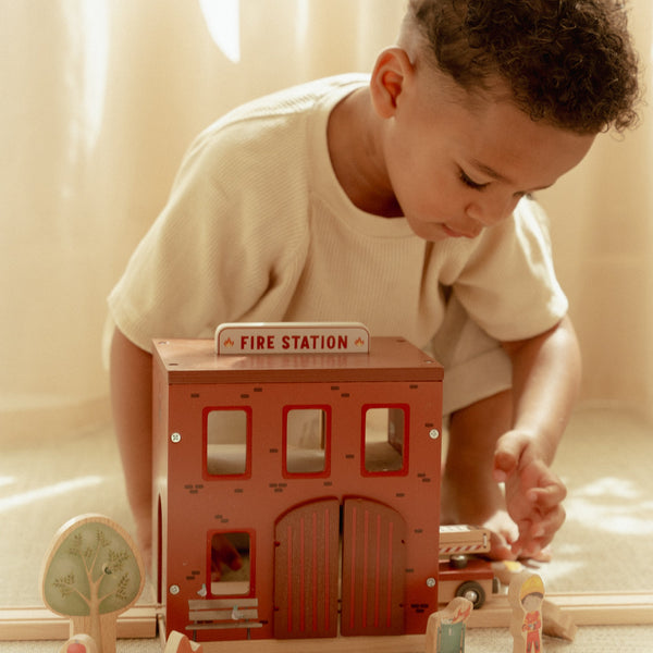 Caserne de pompiers en bois FSC – Jeu d’imitation LITTLE DUTCH