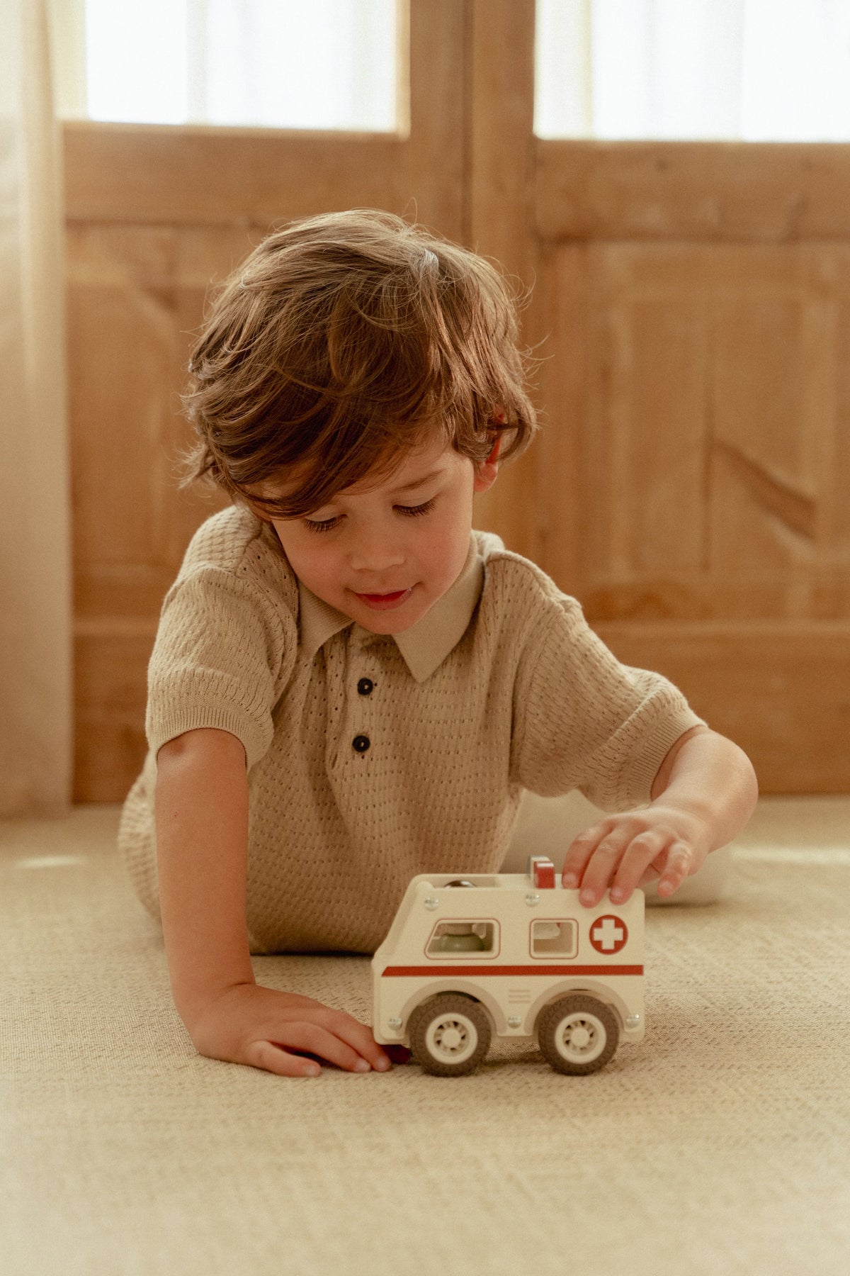Ambulance en bois FSC – Jouet d’éveil et jeu de rôle LITTLE DUTCH