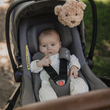 Offrez des nuits sereines à bébé avec la peluche bruit blanc Lou 🐻. Portable et douce, sons apaisants (battements de cœur & bruit blanc), idéale poussette, siège auto & voyages