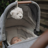 Offrez des nuits sereines à bébé avec la peluche bruit blanc Lou 🐻. Portable et douce, sons apaisants (battements de cœur & bruit blanc), idéale poussette, siège auto & voyages