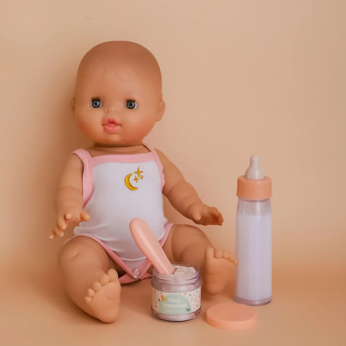Coffret Tiny Harlow pour nourrir les poupées comme un vrai parent. Biberon magique et petit pot de céréales pour un jeu d’imitation réaliste et créatif dès 3 ans.