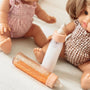 Offrez un jeu d’imitation magique avec le duo de biberons Tiny Harlow. Effet magique réaliste, lait et jus de fruit pour poupées. Développe créativité et empathie dès 3 ans.