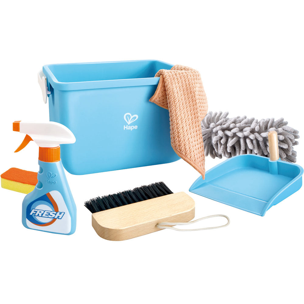 Coffret de nettoyage complet Hape avec seau, balai, plumeau et accessoires. Jouet d’imitation durable et éducatif, idéal pour développer la motricité et le jeu symbolique.