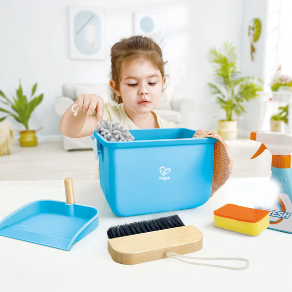 Coffret de nettoyage complet Hape avec seau, balai, plumeau et accessoires. Jouet d’imitation durable et éducatif, idéal pour développer la motricité et le jeu symbolique.
