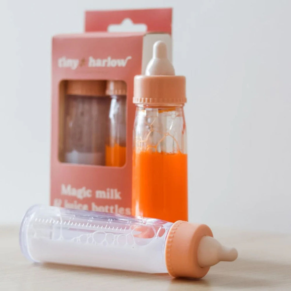 Offrez un jeu d’imitation magique avec le duo de biberons Tiny Harlow. Effet magique réaliste, lait et jus de fruit pour poupées. Développe créativité et empathie dès 3 ans.