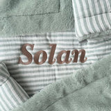 Couverture Luxe rayé vert de gris – Soft Stripes BB & CO