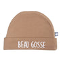 Bonnet naissance doublé pur coton “Beau gosse” camel, tout doux et confortable. Taille unique, idéal pour les premières semaines de bébé et lavable en machine.
