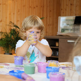 Coffret 4 pots peinture aux doigts “Luka”, naturelle et vegan, couleurs jaune, vert, rose et violet. Texture crémeuse anti-éclaboussure, sûre pour les enfants, lavable à l’eau savonneuse.
