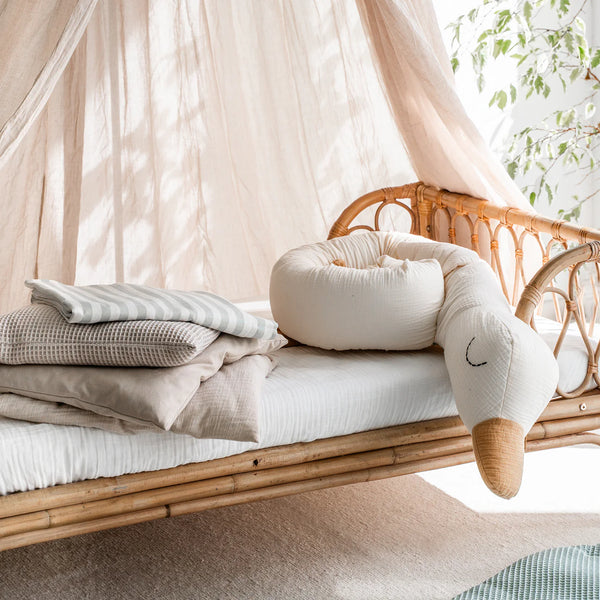 Tour de lit oie de Julius Zöllner, 180 cm de douceur certifiée OEKO-TEX®. Idéal pour protéger bébé et décorer la chambre avec tendresse.