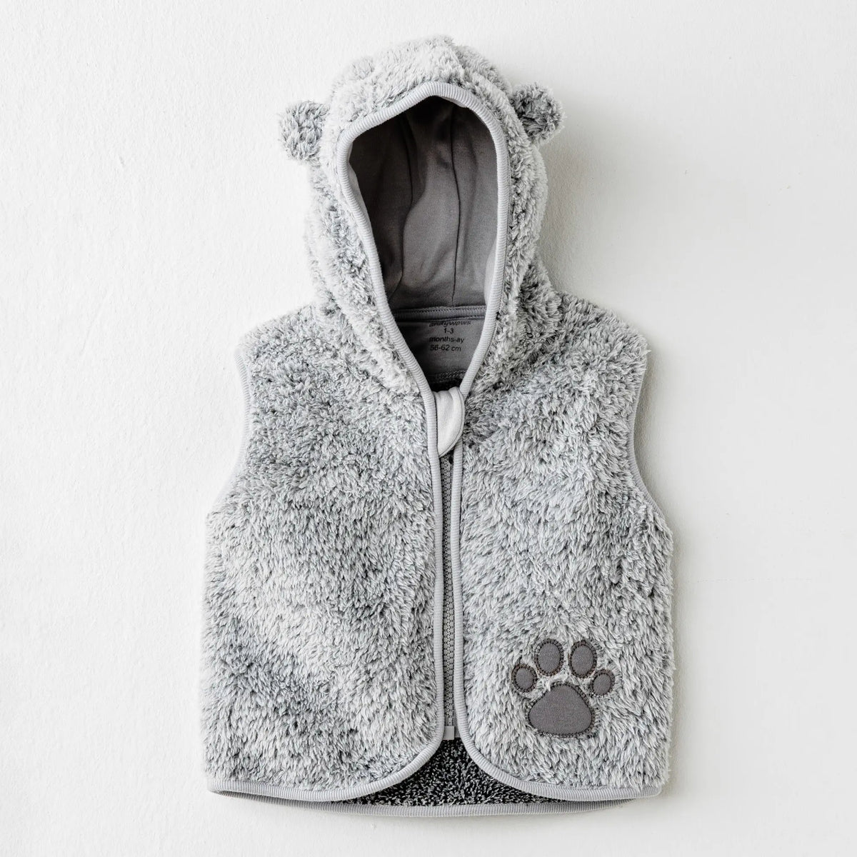 Veste sans manches en welsoft pour bébé, douce et chaude avec capuche à oreilles. Disponible de 1 à 24 mois, parfaite pour rester au chaud avec style.