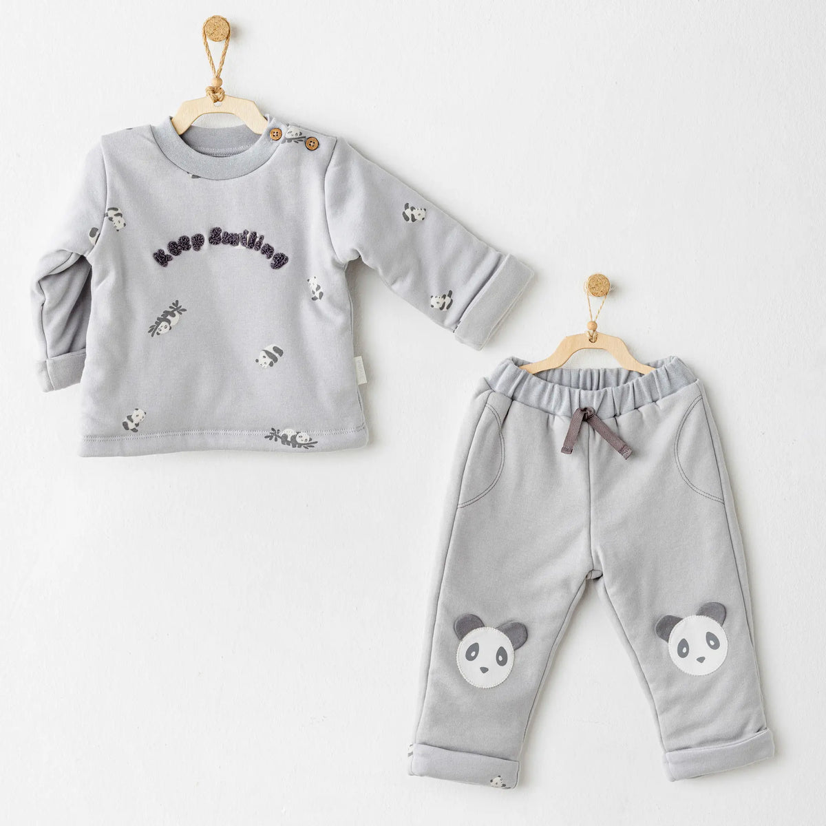 Ensemble bébé confortable et adorable, sweat et pantalon gris avec motif panda. 100% coton, idéal pour offrir ou pour le quotidien.