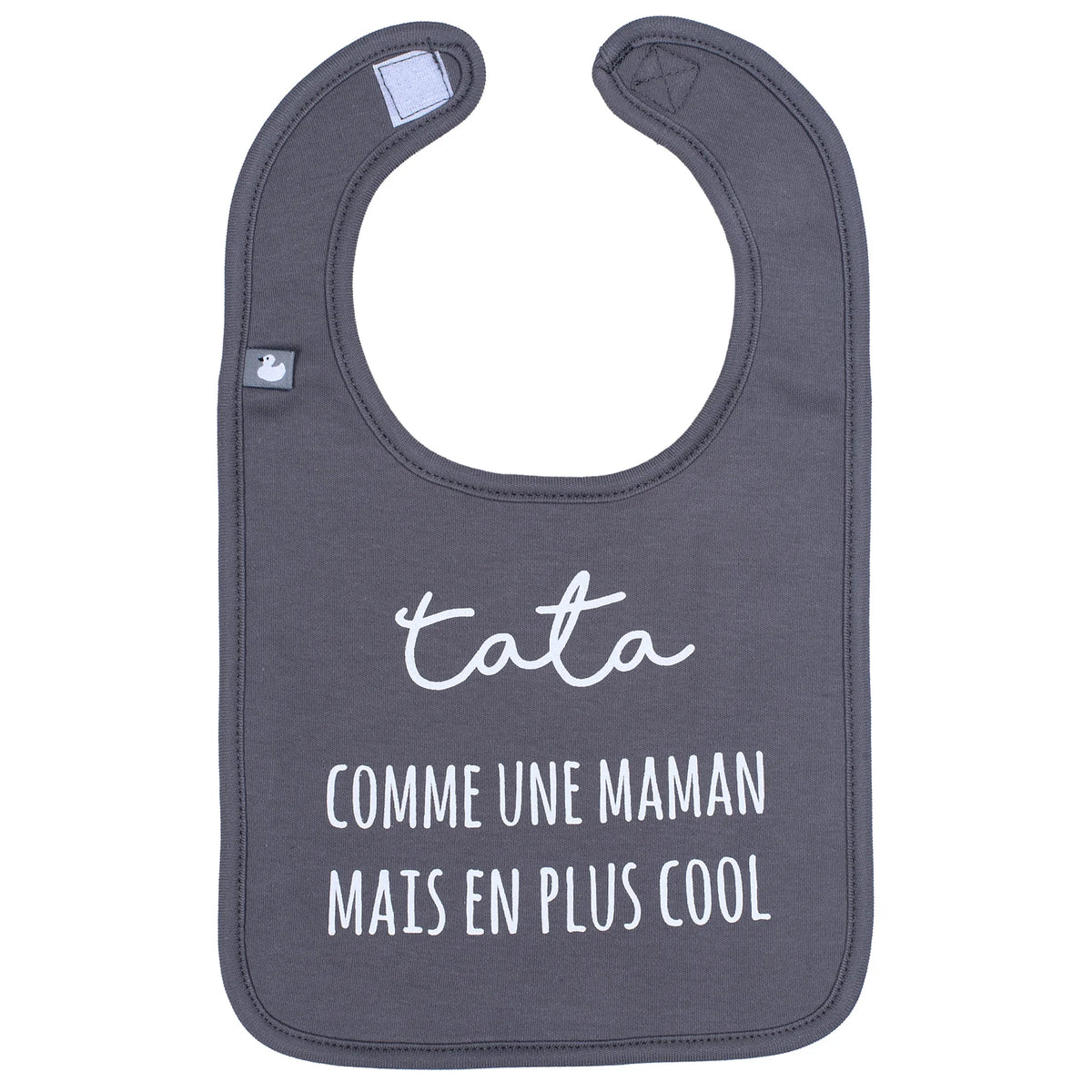 Bavoir “Tata comme une maman mais en plus cool” anthracite, 100% coton, doux et pratique. Cadeau original pour bébé signé Petit Coeur Salé.