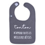 Bavoir “Tonton m’apprend les meilleures bêtises” anthracite, 100% coton, doux et pratique. Cadeau drôle et original pour bébé signé Petit Coeur Salé.