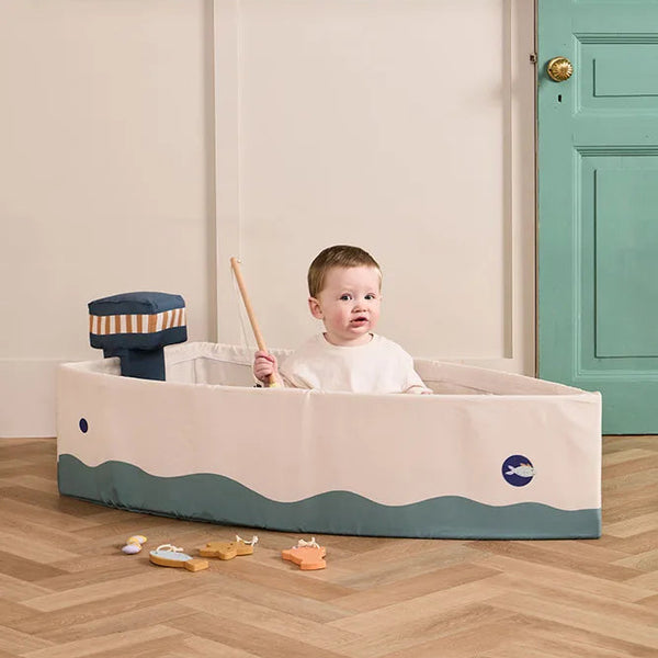 Bateau enfant avec set de pêche en bois. Jeu d’imagination dès 2 ans, pliable et facile à ranger. Idéal pour aventures nautiques à la maison.