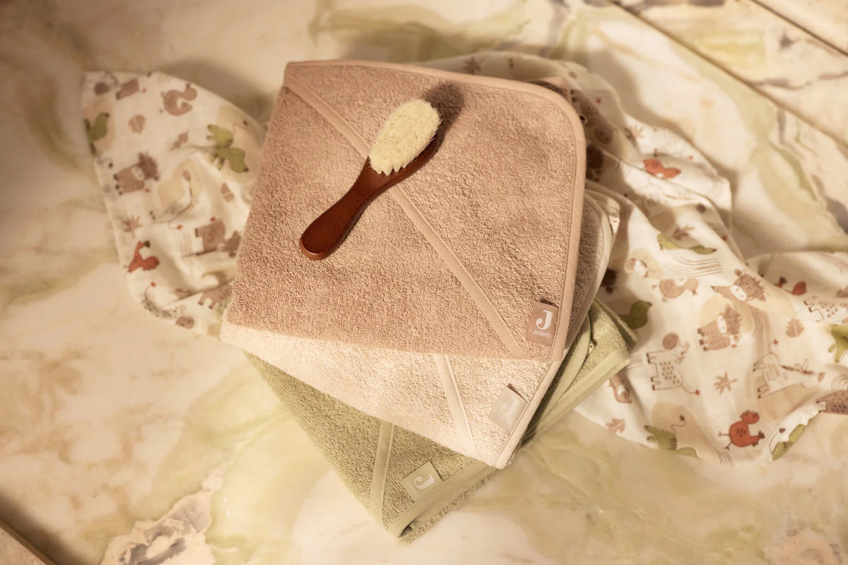 La cape de bain bébé Milky Coffee en éponge 100 % coton enveloppe bébé de douceur après le bain grâce à sa matière absorbante, sa capuche à petites oreilles et son format généreux. Cape de bain bébé en éponge Milky Coffee : une sortie de bain 100 % coton douce, absorbante et confortable avec capuche pour garder bébé bien au chaud.