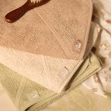 La cape de bain bébé Milky Coffee en éponge 100 % coton enveloppe bébé de douceur après le bain grâce à sa matière absorbante, sa capuche à petites oreilles et son format généreux. Cape de bain bébé en éponge Milky Coffee : une sortie de bain 100 % coton douce, absorbante et confortable avec capuche pour garder bébé bien au chaud.