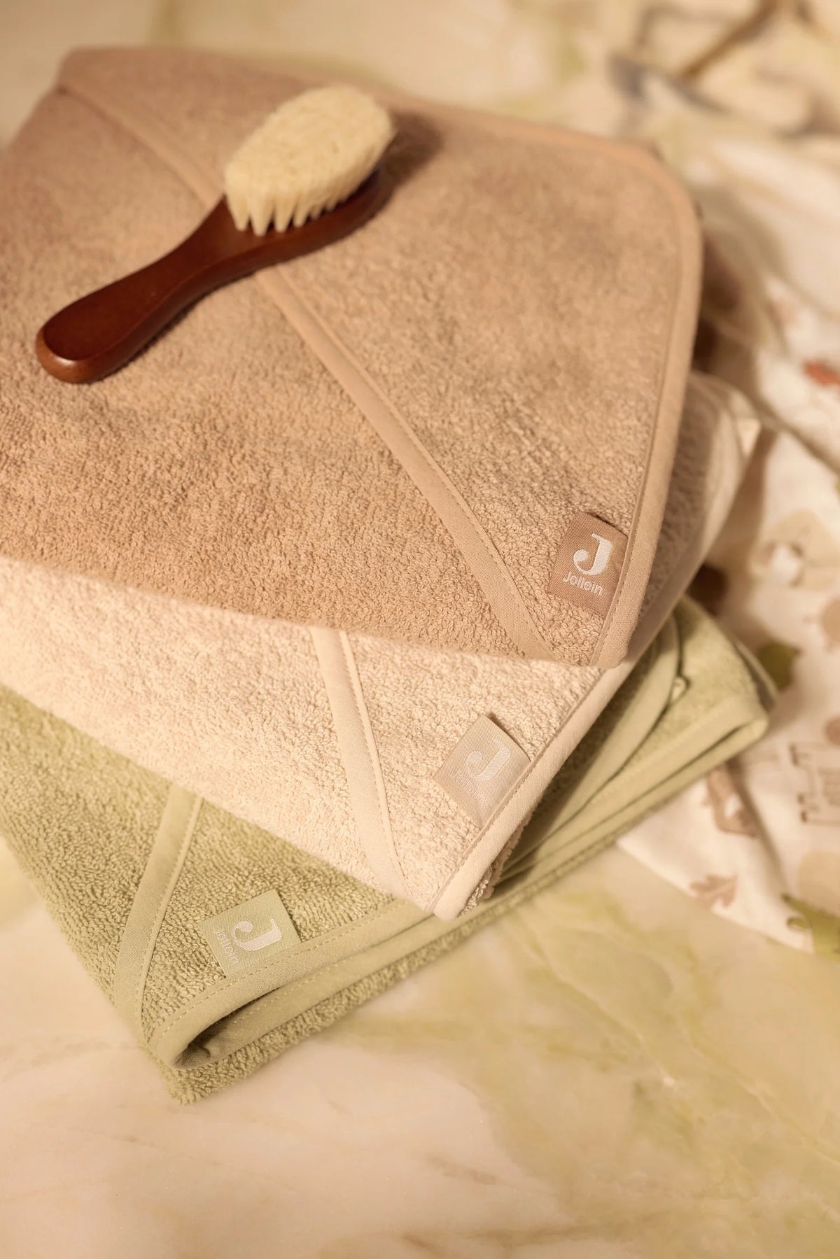 La cape de bain bébé Milky Coffee en éponge 100 % coton enveloppe bébé de douceur après le bain grâce à sa matière absorbante, sa capuche à petites oreilles et son format généreux. Cape de bain bébé en éponge Milky Coffee : une sortie de bain 100 % coton douce, absorbante et confortable avec capuche pour garder bébé bien au chaud.