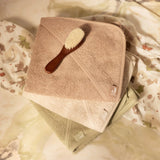 La cape de bain bébé Sand en éponge 100 % coton enveloppe bébé de douceur après le bain grâce à sa matière absorbante, sa capuche à petites oreilles et son format généreux. Cape de bain bébé en éponge Sand : une sortie de bain 100 % coton douce, absorbante et confortable avec capuche pour garder bébé bien au chaud.