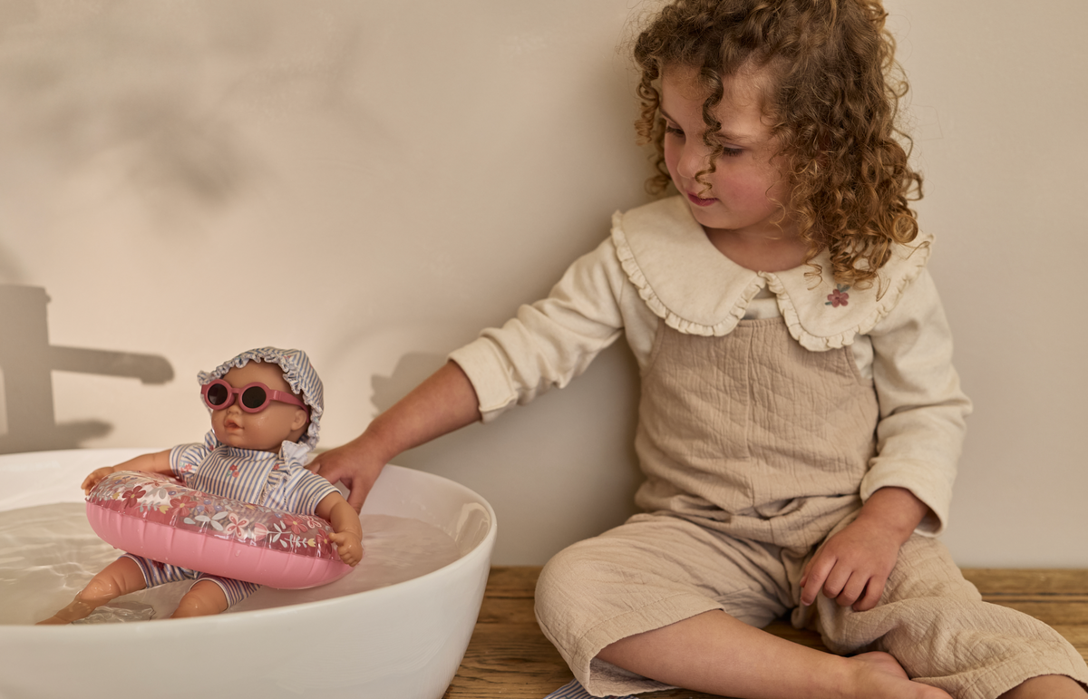Poupée de plage Mara – Une adorable poupée de bain pour les aventures de l'été ☀️ LITTLE DUTCH