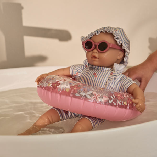 Poupée de plage Mara – Une adorable poupée de bain pour les aventures de l'été ☀️ LITTLE DUTCH