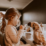 Découvrez Pierre 🦜, le perroquet qui répète tout avec sa voix drôle et ses ailes animées ! Un jouet interactif Montessori signé Mrs Ertha, idéal dès 3 ans.