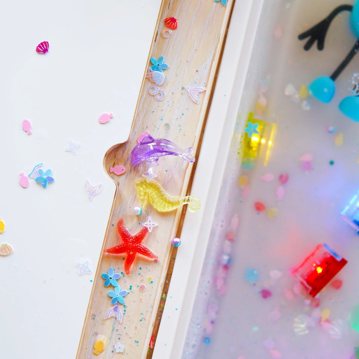 Créez un monde magique avec les Fun Fillers Ocean ! Accessoires sensoriels scintillants pour jeux d’éveil, pâte à modeler, eau, riz ou slime. Dès 3 ans.