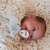 Doudou attache-tétine éléphant en coton bio : l’indispensable pour le confort et le quotidien de bébé.