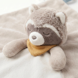 Le doudou d'activités Raku Noukie's accompagne bébé dès la naissance avec douceur et praticité. Sa boucle multifonction, sa marionnette intégrée, ses rubans sensoriels et ses matières ultra douces en font un compagnon complet qui rassure, stimule les sens et suit votre enfant dans toutes ses aventures. Doudou d'activités Raku Noukie's dès la naissance avec boucle multifonction, marionnette intégrée et rubans sensoriels pour accompagner bébé au quotidien.