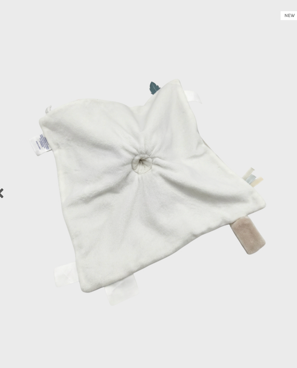 Le doudou d'activités Raku Noukie's accompagne bébé dès la naissance avec douceur et praticité. Sa boucle multifonction, sa marionnette intégrée, ses rubans sensoriels et ses matières ultra douces en font un compagnon complet qui rassure, stimule les sens et suit votre enfant dans toutes ses aventures. Doudou d'activités Raku Noukie's dès la naissance avec boucle multifonction, marionnette intégrée et rubans sensoriels pour accompagner bébé au quotidien.