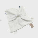 Le doudou d'activités Raku Noukie's accompagne bébé dès la naissance avec douceur et praticité. Sa boucle multifonction, sa marionnette intégrée, ses rubans sensoriels et ses matières ultra douces en font un compagnon complet qui rassure, stimule les sens et suit votre enfant dans toutes ses aventures. Doudou d'activités Raku Noukie's dès la naissance avec boucle multifonction, marionnette intégrée et rubans sensoriels pour accompagner bébé au quotidien.