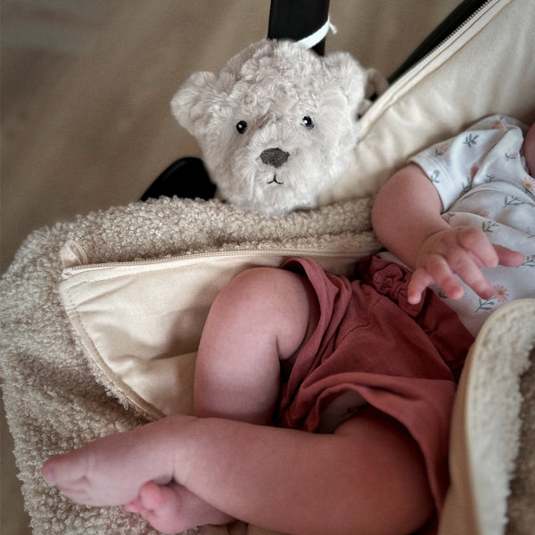 Offrez des nuits sereines à bébé avec la peluche bruit blanc Lou 🐻. Portable et douce, sons apaisants (battements de cœur & bruit blanc), idéale poussette, siège auto & voyages