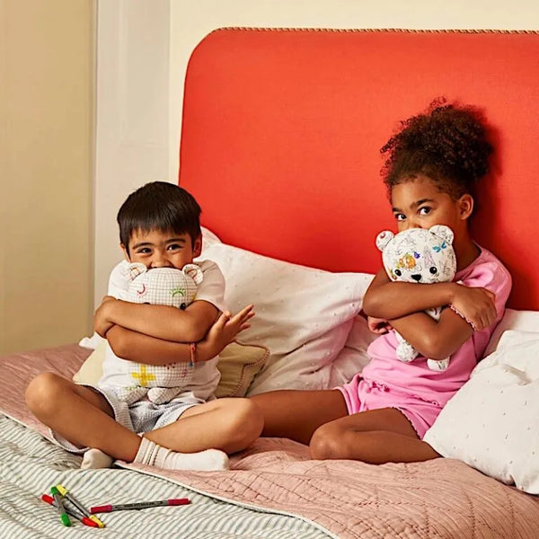 Stimulez la créativité de votre enfant avec l’ours en peluche à colorier EatSleepDoodle 🧸. Feutres lavables inclus, tissu doux, personnalisable et réutilisable à l’infini !