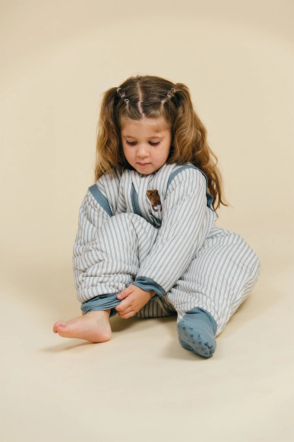 Gigoteuse à pieds avec manches & chaussettes antidérapantes Blue Stripes – TOG 2.5