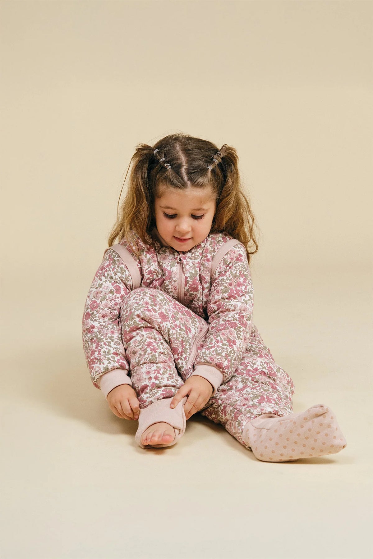 Gigoteuse à pieds avec manches & chaussettes antidérapantes Winter Commelina – TOG 2.5