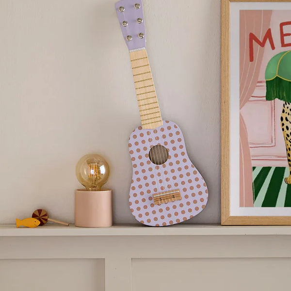 Guitare enfant en bois point lilas avec cordes. Idéale pour découvrir la musique dès 3 ans. Ludique, décorative et éducative.
