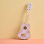 Guitare enfant en bois point lilas avec cordes. Idéale pour découvrir la musique dès 3 ans. Ludique, décorative et éducative.