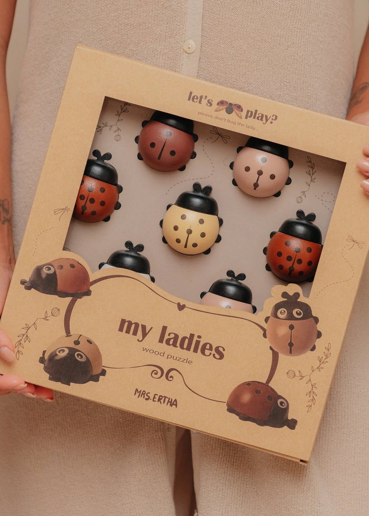 Découvrez Mes Dames 🐞, un puzzle Montessori en bois pour développer motricité, reconnaissance des formes et premiers chiffres dès 3 ans.