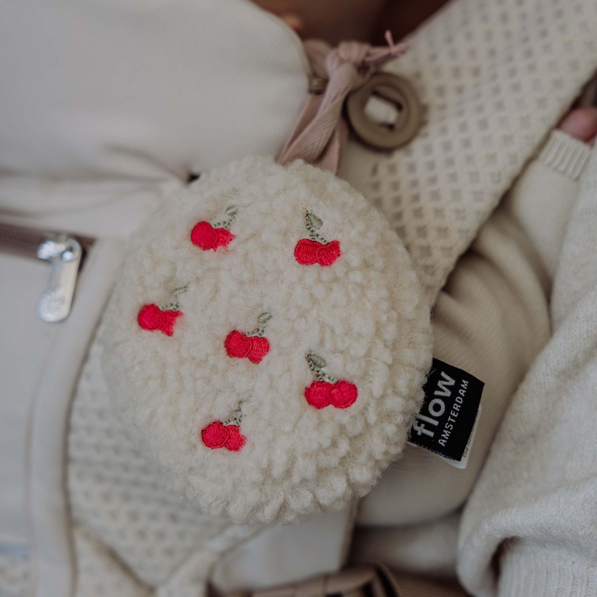 Bruit Blanc Portable – Lucy cerises brodées