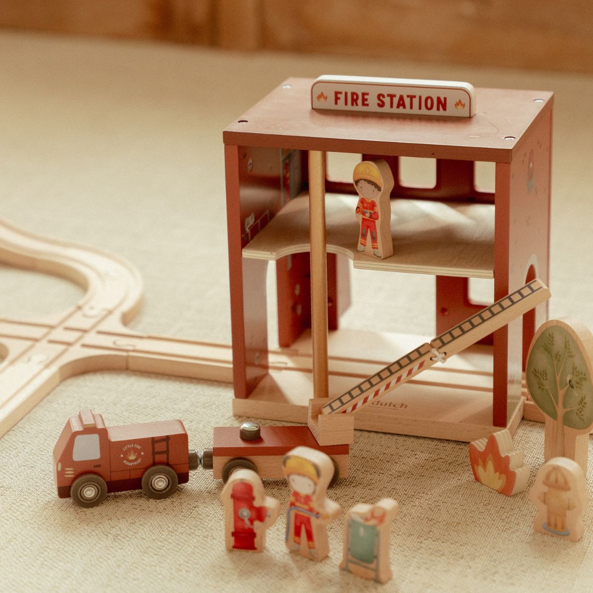 Caserne de pompiers en bois FSC – Jeu d’imitation LITTLE DUTCH
