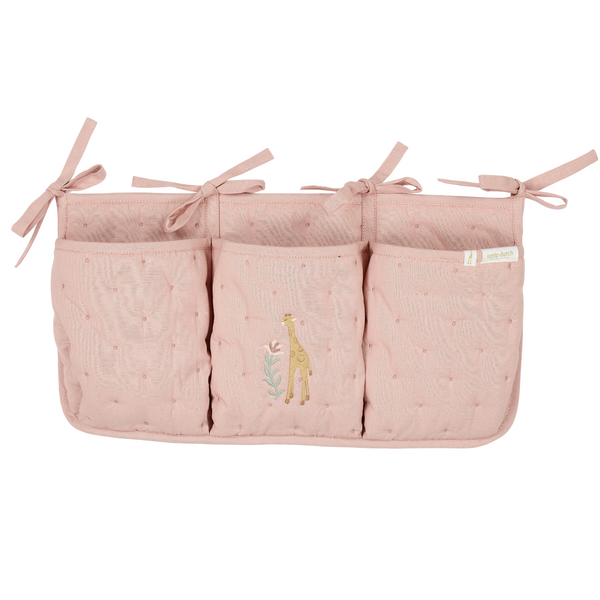 Organisateur de lit bébé rose girafe : le rangement indispensable pour une chambre organisée et apaisante.