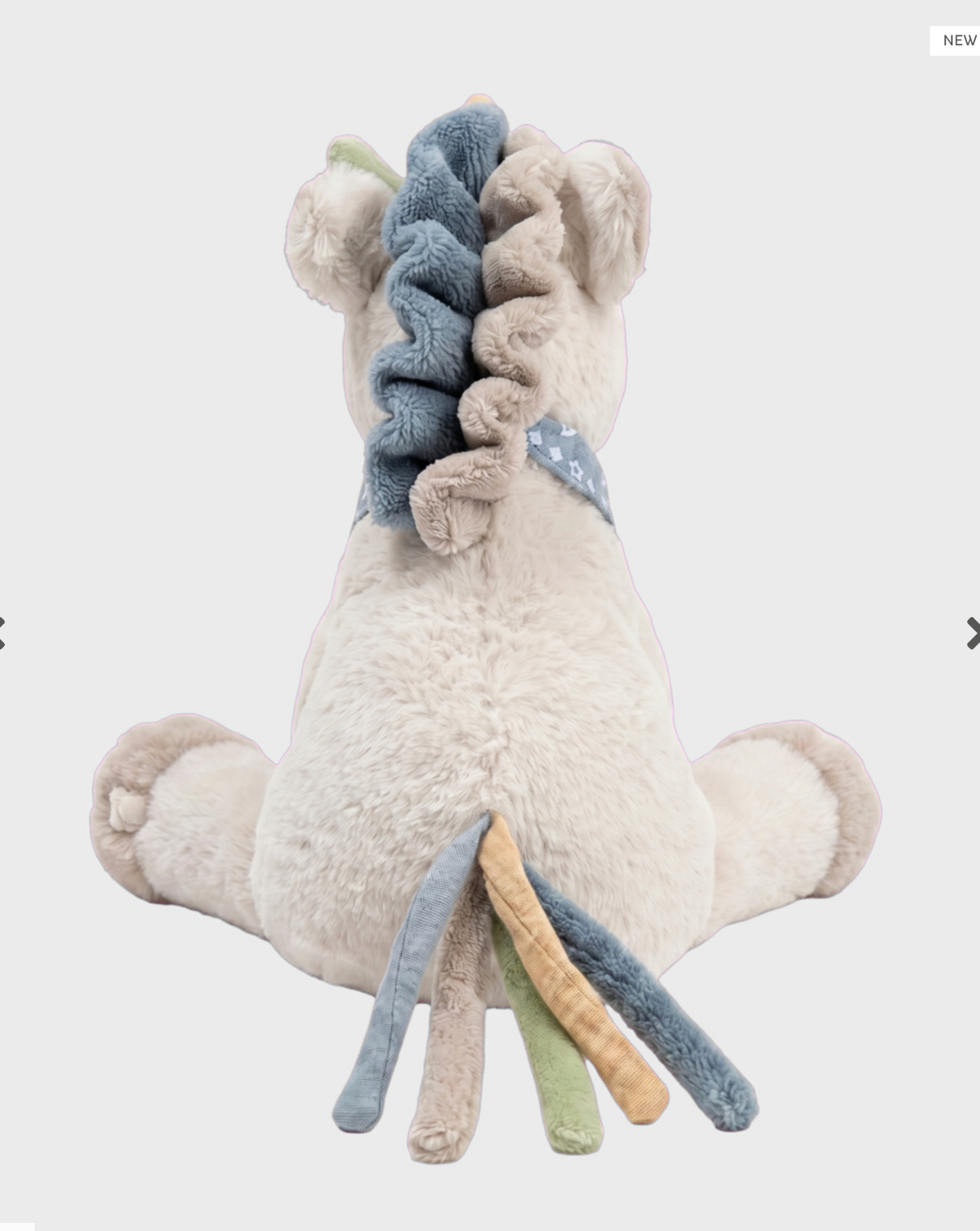La peluche Lino 25 cm Noukie's est un adorable petit poney qui accompagne bébé dès la naissance. Avec sa fourrure ultra douce, sa crinière colorée, sa queue facile à attraper et son format parfaitement adapté aux petites mains, elle offre réconfort, sécurité et tendres câlins au quotidien. Peluche Lino 25 cm Noukie's dès la naissance, un adorable petit poney ultra doux qui accompagne bébé avec tendresse, réconfort et douceur.