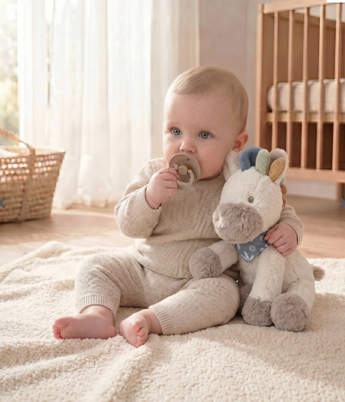 La peluche Lino 25 cm Noukie's est un adorable petit poney qui accompagne bébé dès la naissance. Avec sa fourrure ultra douce, sa crinière colorée, sa queue facile à attraper et son format parfaitement adapté aux petites mains, elle offre réconfort, sécurité et tendres câlins au quotidien. Peluche Lino 25 cm Noukie's dès la naissance, un adorable petit poney ultra doux qui accompagne bébé avec tendresse, réconfort et douceur.