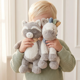 La peluche Raku 25 cm Noukie's est un adorable raton laveur qui accompagne bébé dès la naissance. Avec sa fourrure ultra douce, sa grande queue moelleuse, ses petites oreilles rondes et son bandana coloré, elle offre réconfort, sécurité et tendres câlins au quotidien. Peluche Raku 25 cm Noukie's dès la naissance, un adorable raton laveur ultra doux qui accompagne bébé avec tendresse, réconfort et douceur.