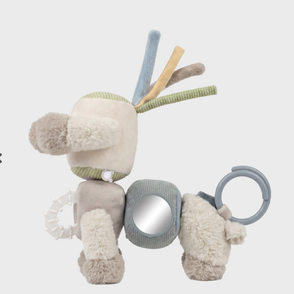 La peluche d'activités musicale Lino Noukie's accompagne bébé dès la naissance grâce à ses nombreuses activités évolutives. Berceuse de Brahms, miroir, hochet, pouët, textures variées et pièces détachables stimulent progressivement les sens, la motricité fine et la logique. Un compagnon d'éveil complet qui grandit avec votre enfant.Peluche d'activités musicale Lino Noukie's dès la naissance avec berceuse de Brahms, miroir, hochet et activités sensorielles pour accompagner le développement de bébé.