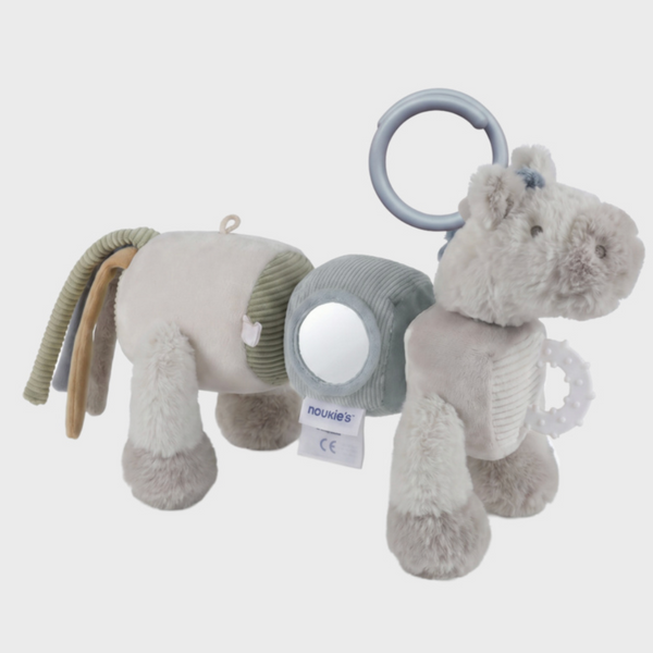 La peluche d'activités musicale Lino Noukie's accompagne bébé dès la naissance grâce à ses nombreuses activités évolutives. Berceuse de Brahms, miroir, hochet, pouët, textures variées et pièces détachables stimulent progressivement les sens, la motricité fine et la logique. Un compagnon d'éveil complet qui grandit avec votre enfant.Peluche d'activités musicale Lino Noukie's dès la naissance avec berceuse de Brahms, miroir, hochet et activités sensorielles pour accompagner le développement de bébé.